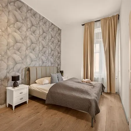 Rakoczi Grand 4br 4bath In Budapest